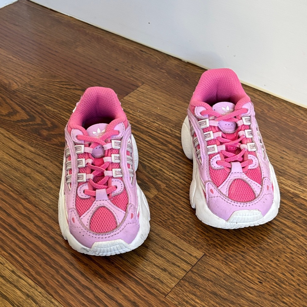 Adidas ozmillen Kids Sneakers in Pink with White Accents